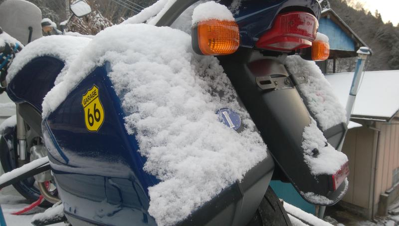 小雪が積もる CAGIVA RIVER