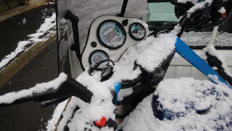 小雪が積もる CAGIVA RIVER